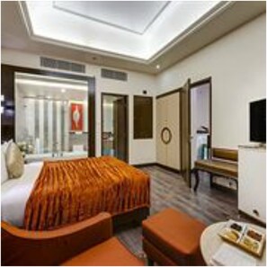 Presidential Suite | Down duvets, Select Comfort beds, minibar, in-room safe