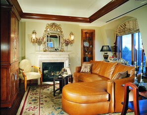 Flat-screen TV, DVD player - The Rose Hotel (Pleasanton)