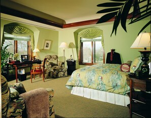 Egyptian cotton sheets, premium bedding, minibar, in-room safe - The Rose Hotel (Pleasanton)