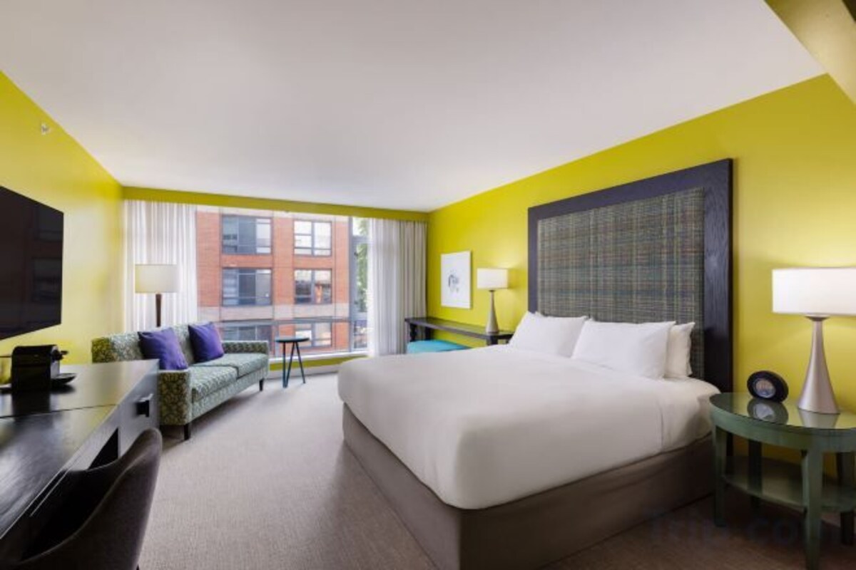 Deluxe King Room