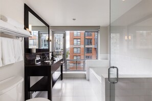 Suite ejecutiva, 1 cama King size | Baño | Amenidades de baño de diseñador, secadora de cabello, batas, pantuflas 