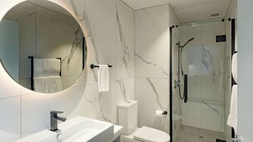 Suite junior, 1 cama King size | Baño | Regadera, amenidades de baño gratuitas, secadora de cabello, batas