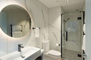 Junior Suite, 1 King Bed | Bathroom | Shower, free toiletries, hair dryer, bathrobes - Legacy Airedale Hotel Auckland (Auckland)