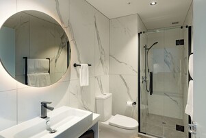 Junior-svíta - 1 stórt tvíbreitt rúm | Baðherbergi | Sturta, snyrtivörur án endurgjalds, hárblásari, baðsloppar