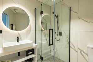 Ducha, artículos de tocador gratuitos, secador de pelo, batas
