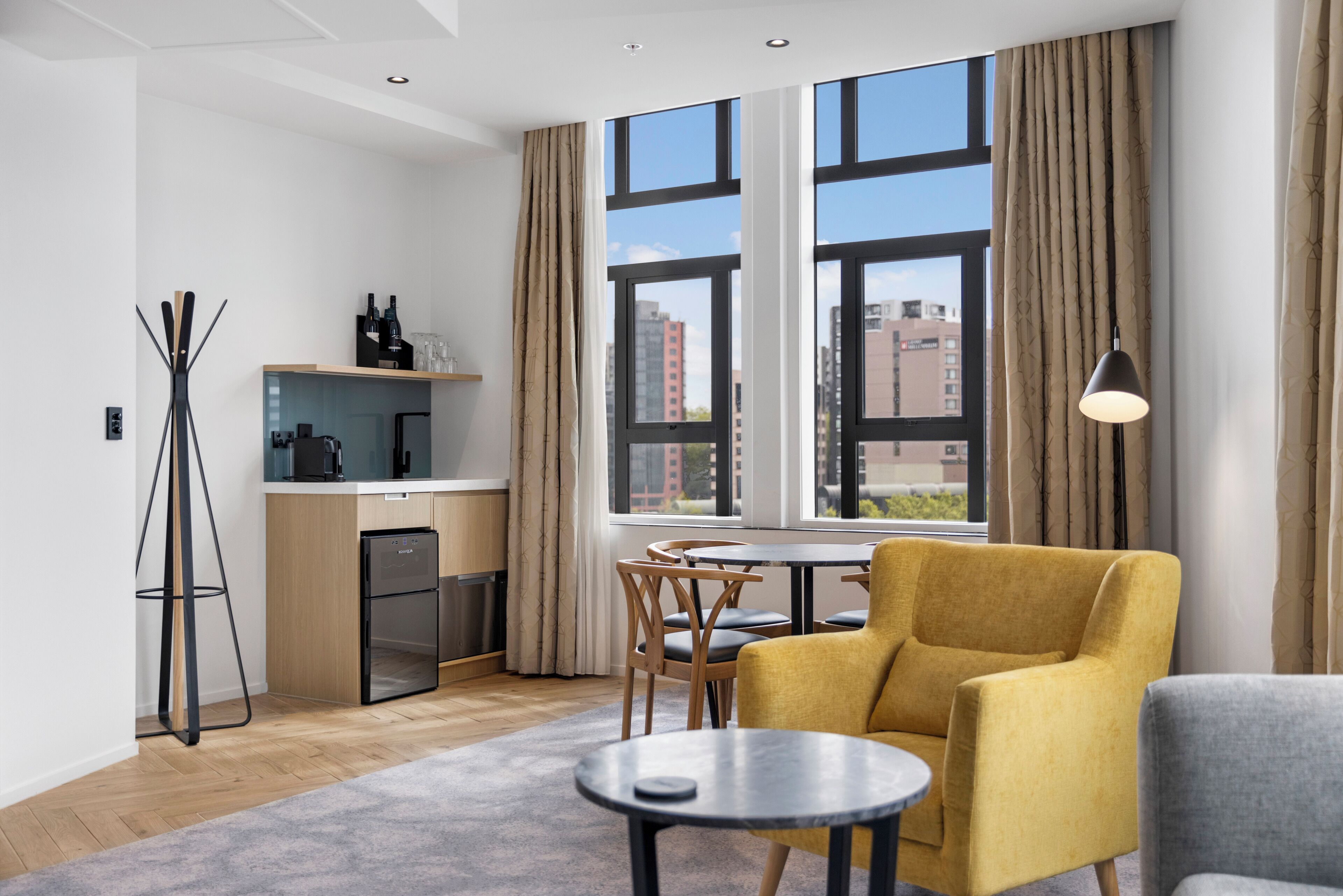 Executive-Studiosuite, 1 King-Bett | Wohnbereich | 40-Zoll-Fernseher mit Satellitenempfang