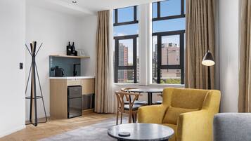 Executive-Studiosuite, 1 King-Bett | Wohnbereich | 40-Zoll-Fernseher mit Satellitenempfang