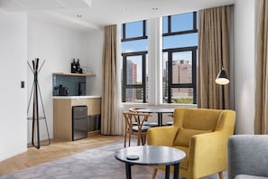 Executive Studio Suite, 1 King Bed | Living area