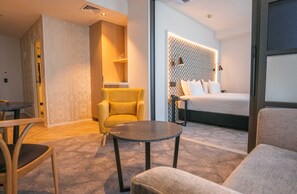 Phòng Premier (Split King) | Bộ đồ giường cao cấp, minibar, két bảo mật tại phòng 