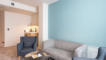 Premier Studio Suite, 1 King Bed | Living area | 40-inch TV with satellite channels