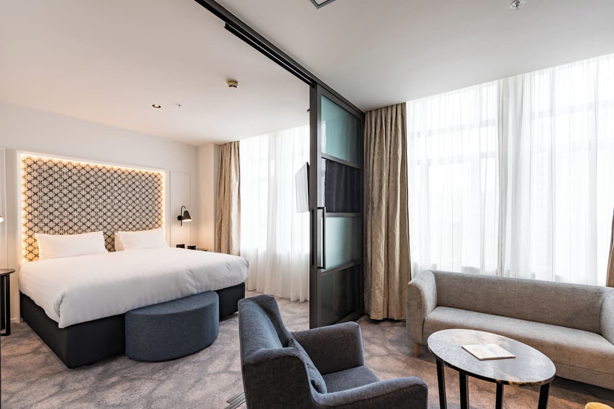 Premium bedding, minibar, in-room safe, iron/ironing board