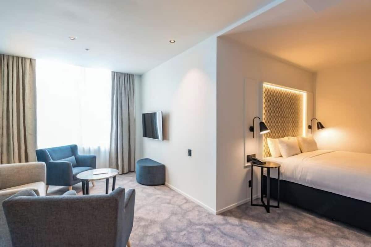 Premium bedding, minibar, in-room safe, iron/ironing board