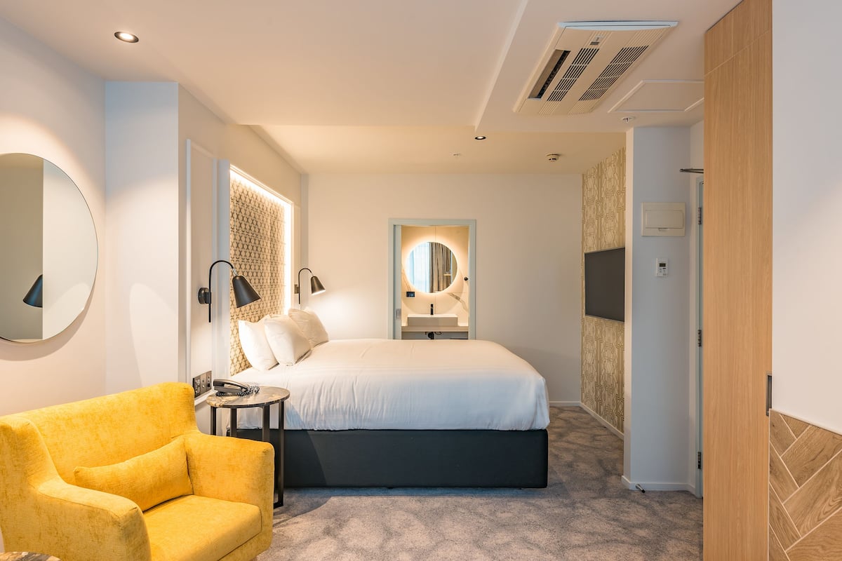 Premium bedding, minibar, in-room safe, iron/ironing board