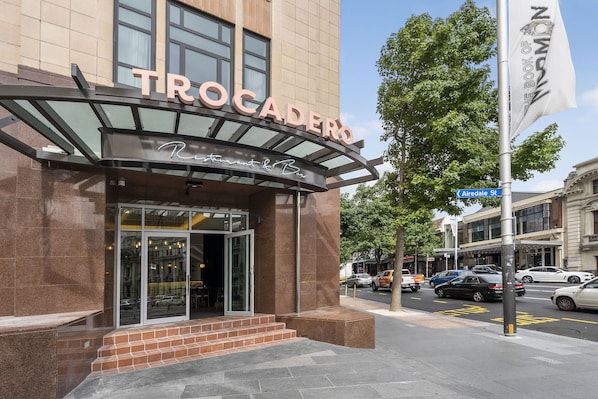 Un edificio con un letrero que dice "TROCACERO".
