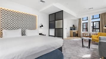 Suite estudio ejecutiva, 1 cama King size | Ropa de cama de alta calidad y minibar