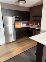 Cafetera/tetera, refrigerador, microondas, utensilios de cocina