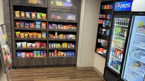 Un espace proposant des collations et des boissons, avec un réfrigérateur contenant des produits Pepsi.