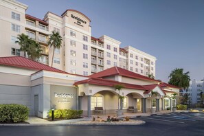 A multi-story hotel with a red roof, balconies, and a sign reading "Residence Inn by Marriott". - Residence Inn by Marriott Tampa Westshore/Airport (Tampa)