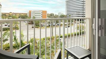 1 habitación, escritorio y tabla de planchar con plancha