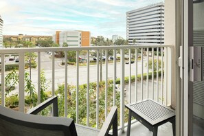 Een bureau, een strijkplank/strijkijzer, gratis babybedden, gratis wifi