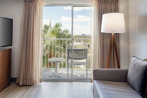 1 dormitorio, escritorio, tabla de planchar con plancha