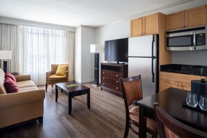 Suite, 1 chambre | Cuisine privée | Mini réfrigérateur, cafetière/bouilloire
