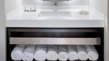 Combined shower/tub, free toiletries, hair dryer, towels