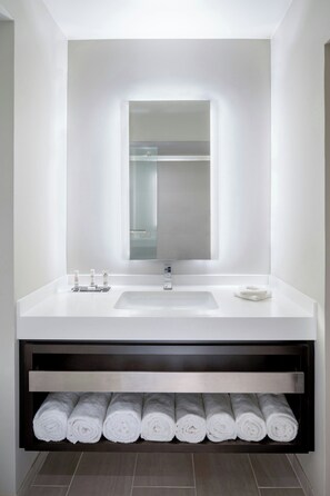 Ducha y bañera combinadas y artículos de higiene personal gratuitos