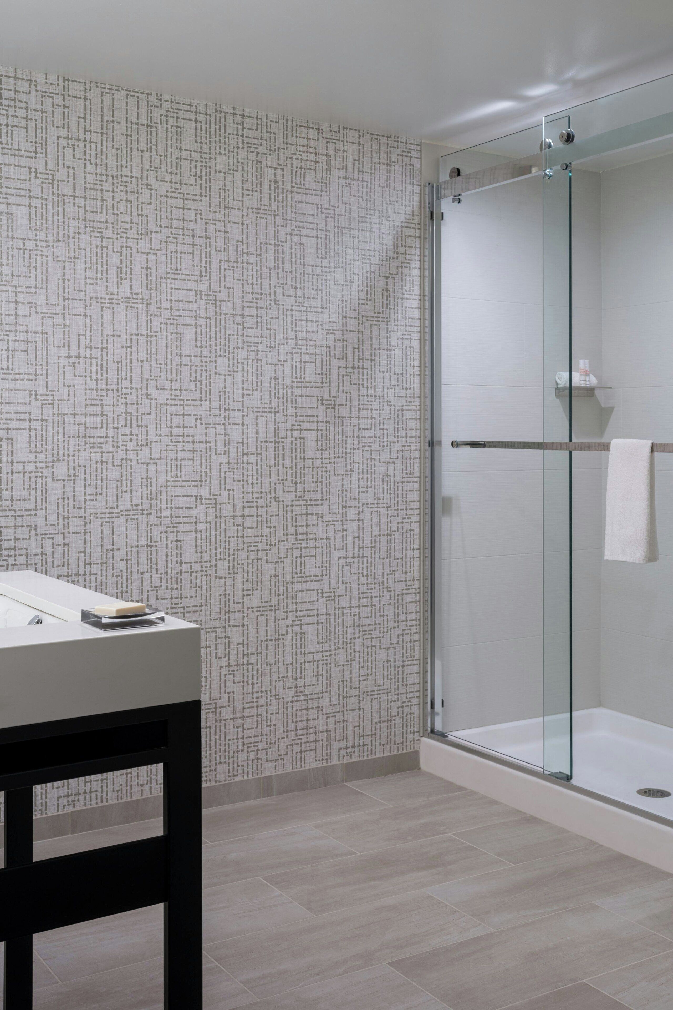 junior suite, 1 king bed | bathroom | combined shower/bathtub, free toiletries, hair dryer, towels