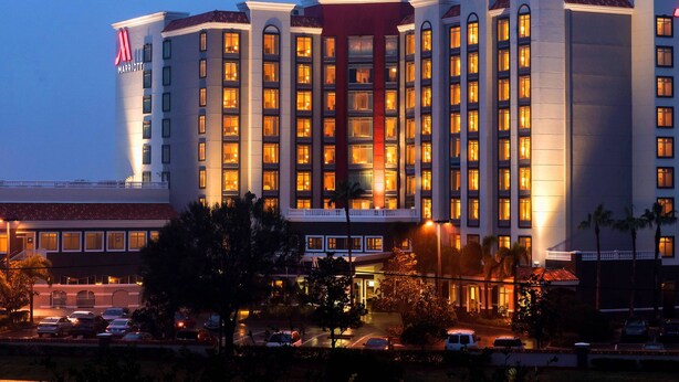 Ein mehrstöckiges Hotel mit gut sichtbarem Marriott-Logo, das eine symmetrische Fassade mit gleichmäßig verteilten Fenstern und einem zentralen Eingang aufweist.