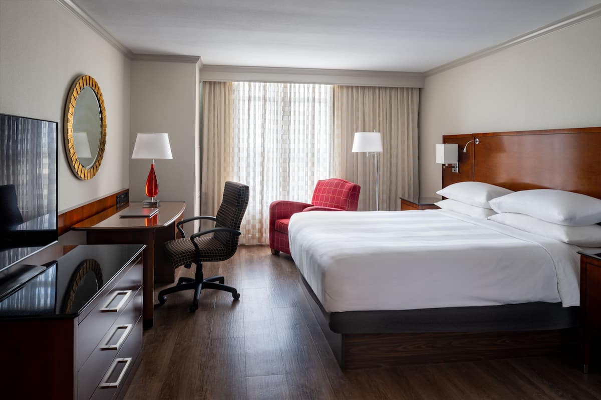 Chambre, 1 très grand lit (Mobility/Hearing Accessible, Tub) | Coffres-forts dans les chambres, bureau, rideaux occultants