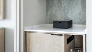 Eine moderne Küche mit einem Holzkasten, einer schwarzen Aufbewahrungsbox und einer Marmor-Spritzschutzwand.