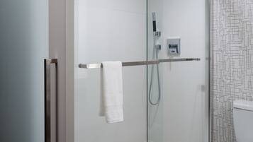 Kombination af bruser/badekar, gratis toiletartikler, hårtørrer