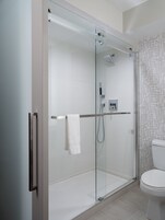 Ducha y bañera combinadas y artículos de higiene personal gratuitos