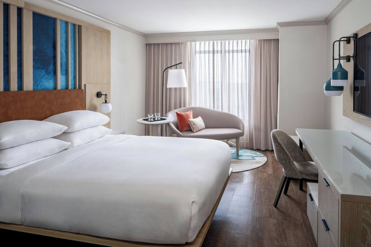 ตู้นิรภัยในห้องพัก, โต๊ะทำงาน, ผ้าม่านกันแสง, ห้องเก็บเสียง