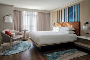 Suite, 1 habitación | Caja de seguridad en la habitación, escritorio y cortinas blackout 