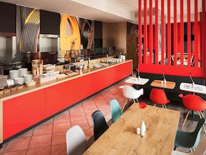 Tägliches Frühstücksbuffet (17 EUR pro Person)