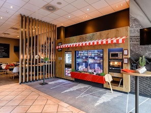 A mini market with a refrigerated display and a kitchen corner. - ibis Berlin Spandau (Berlin)