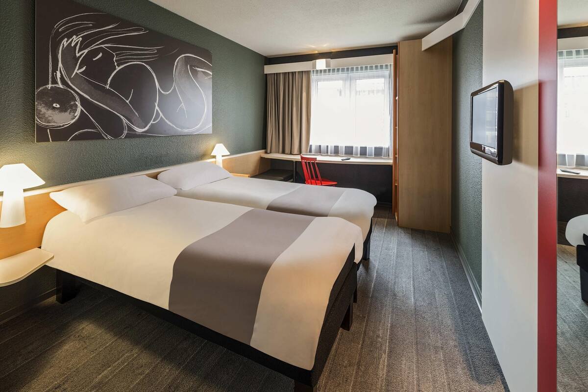 Standard Room, 2 Twin Beds | In-room safe, desk, blackout drapes, soundproofing