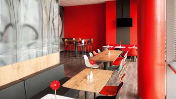 بوفيه فطور يوميًا بتكلفة قدرها (17 EUR للشخص)