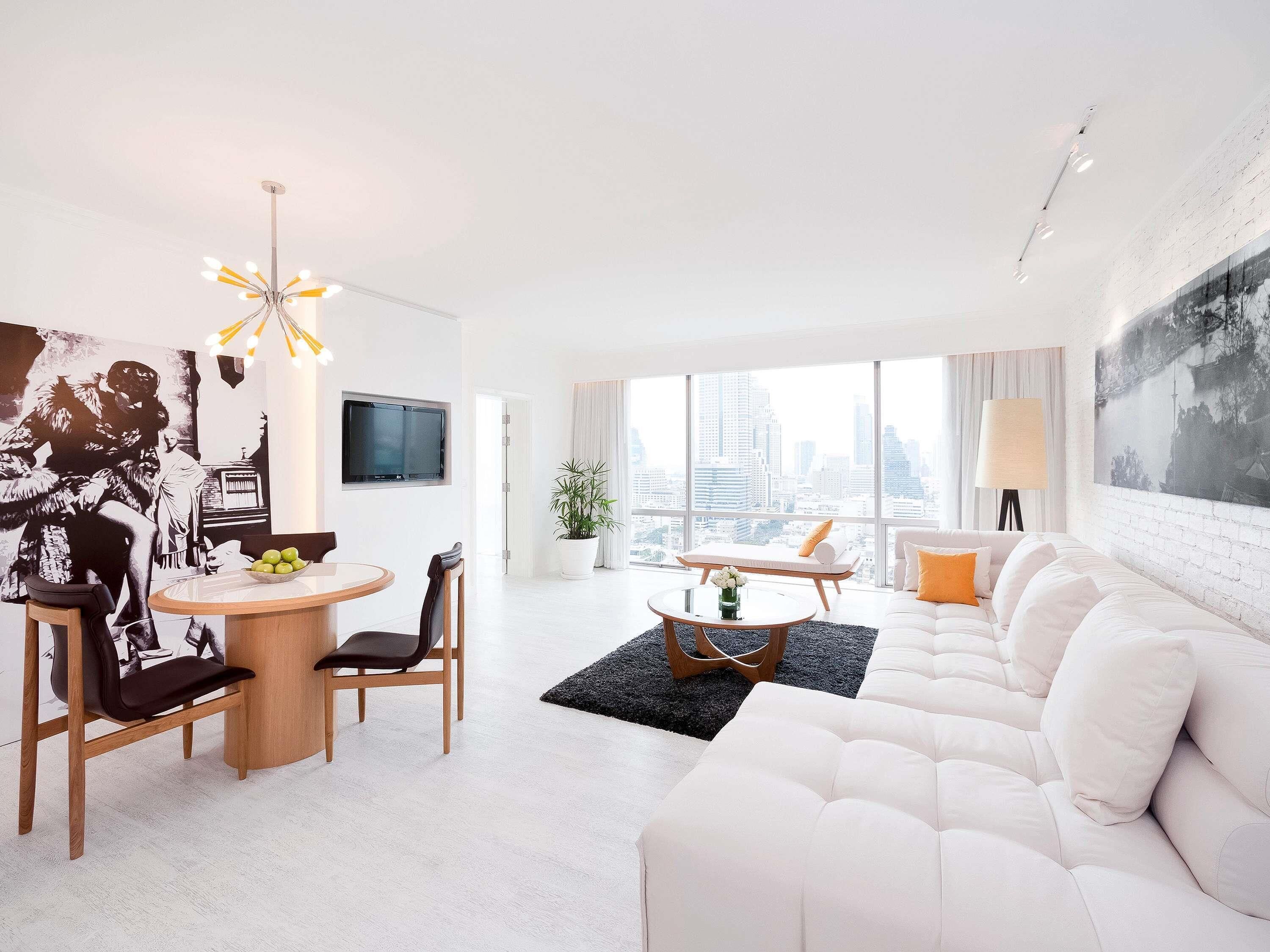 Ropa de cama de alta calidad y caja de seguridad en la habitación 