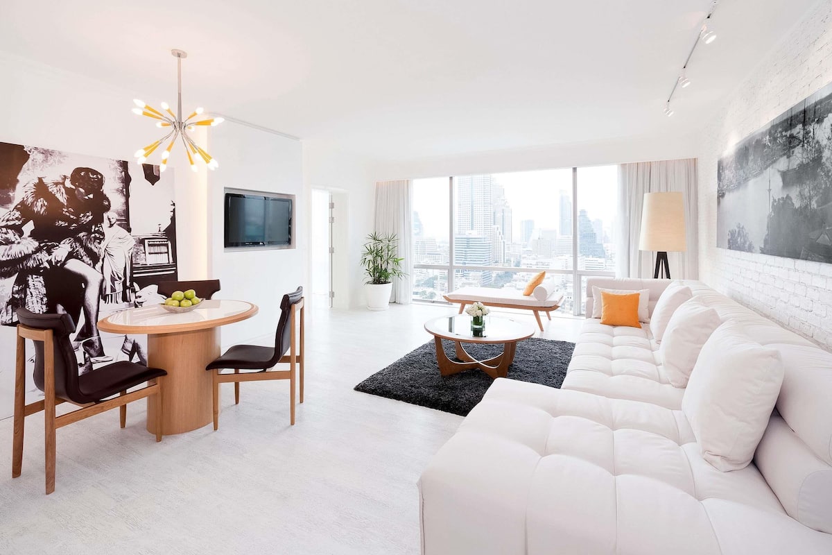 Ropa de cama de alta calidad y caja de seguridad en la habitación