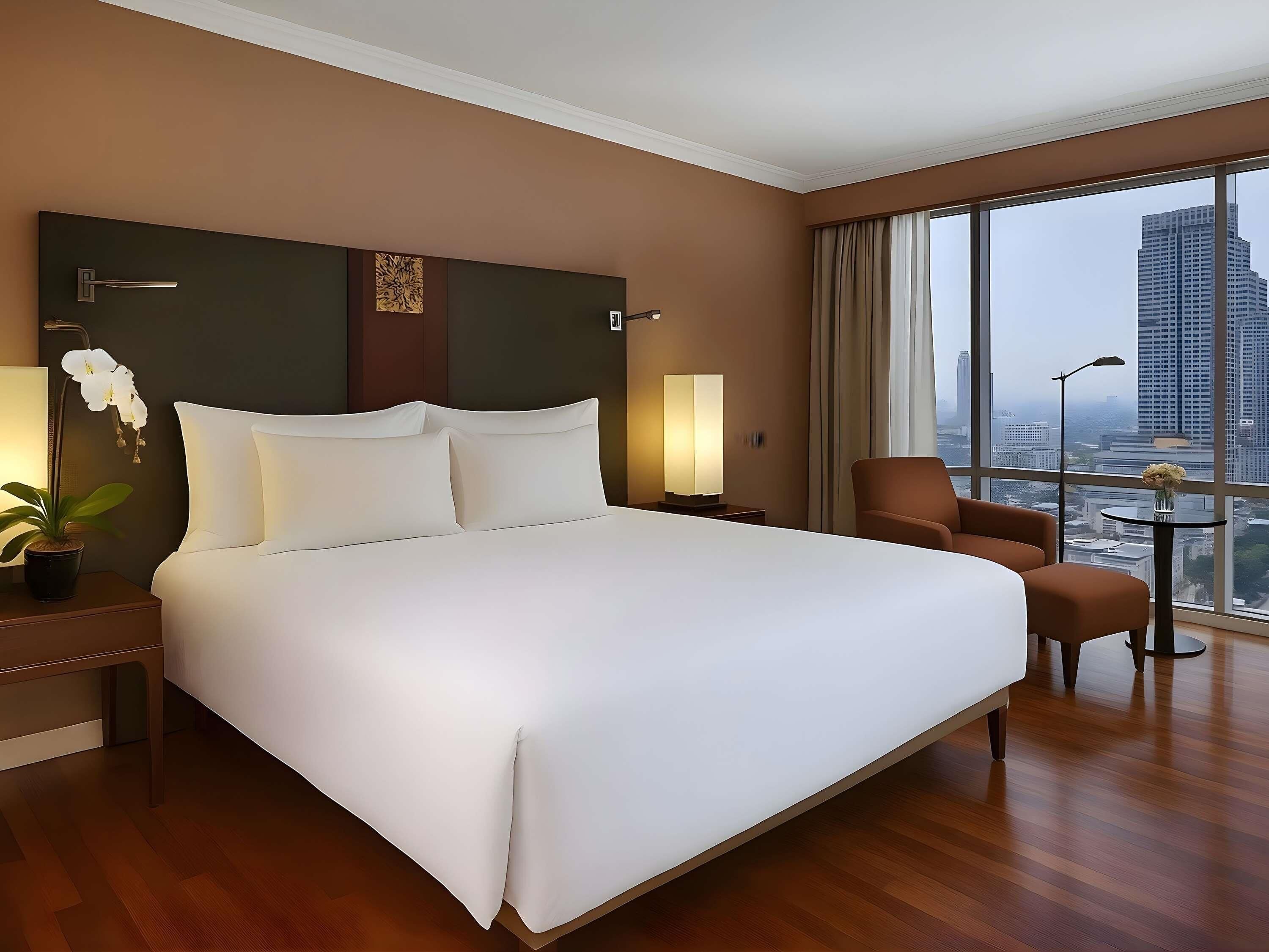 Peralatan tempat tidur premium, peti besi dalam bilik, meja 