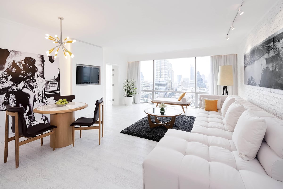 Ropa de cama de alta calidad y caja de seguridad en la habitación