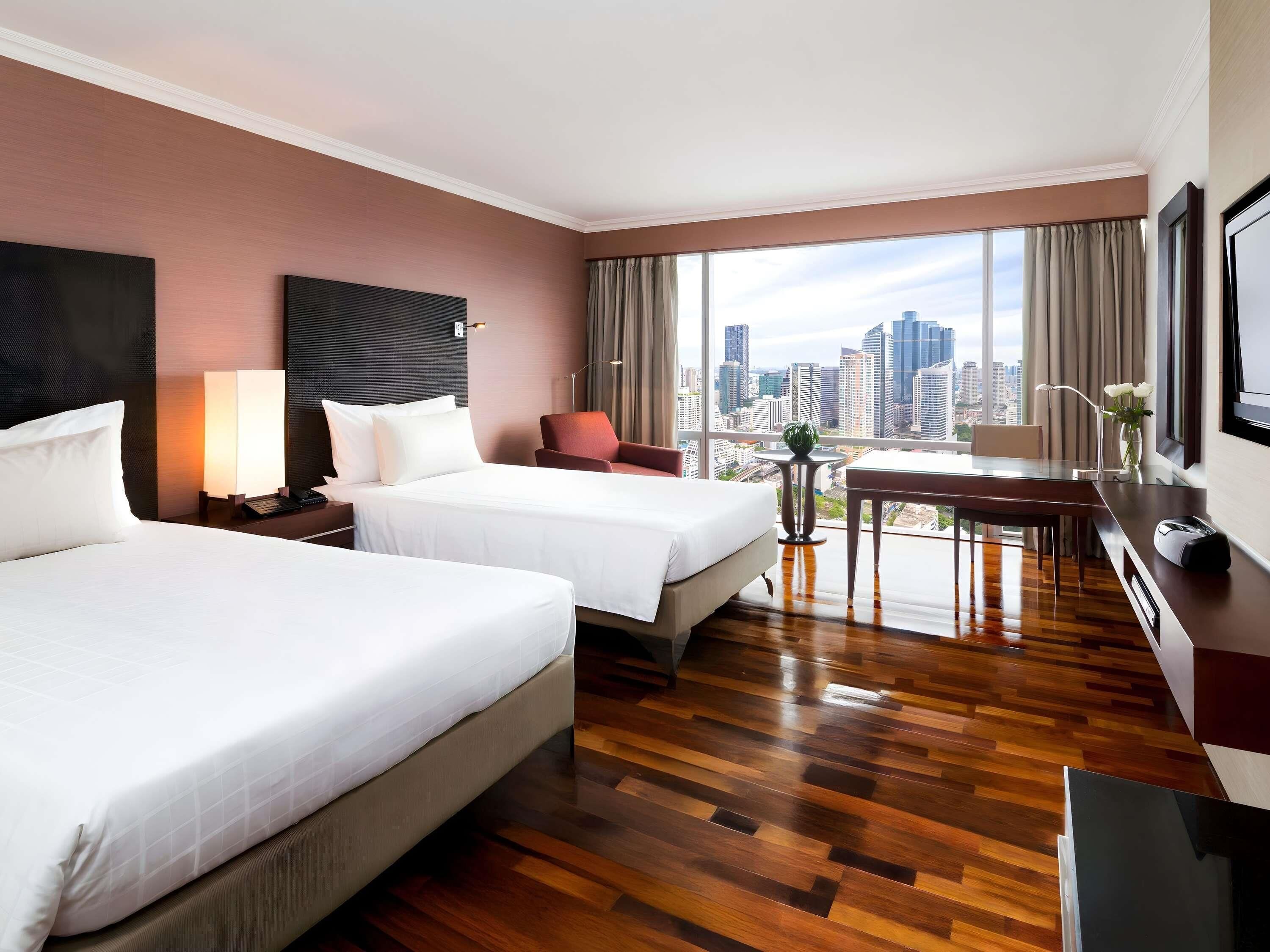 Peralatan tempat tidur premium, peti besi dalam bilik, meja 