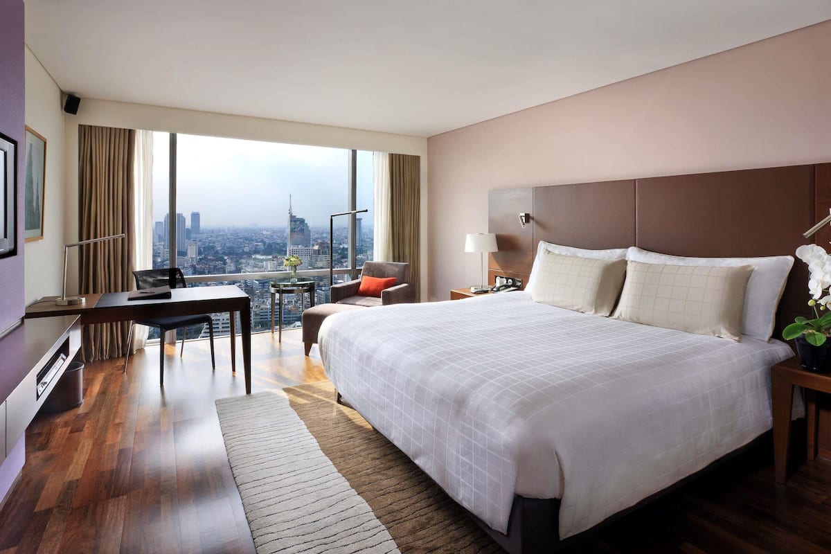 Ropa de cama de alta calidad y caja de seguridad en la habitación