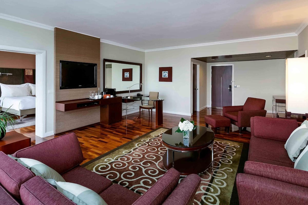 Executive Suite, 1 Double Bed, Club Lounge Access | Premium bedding, in-room safe, desk, soundproofing
