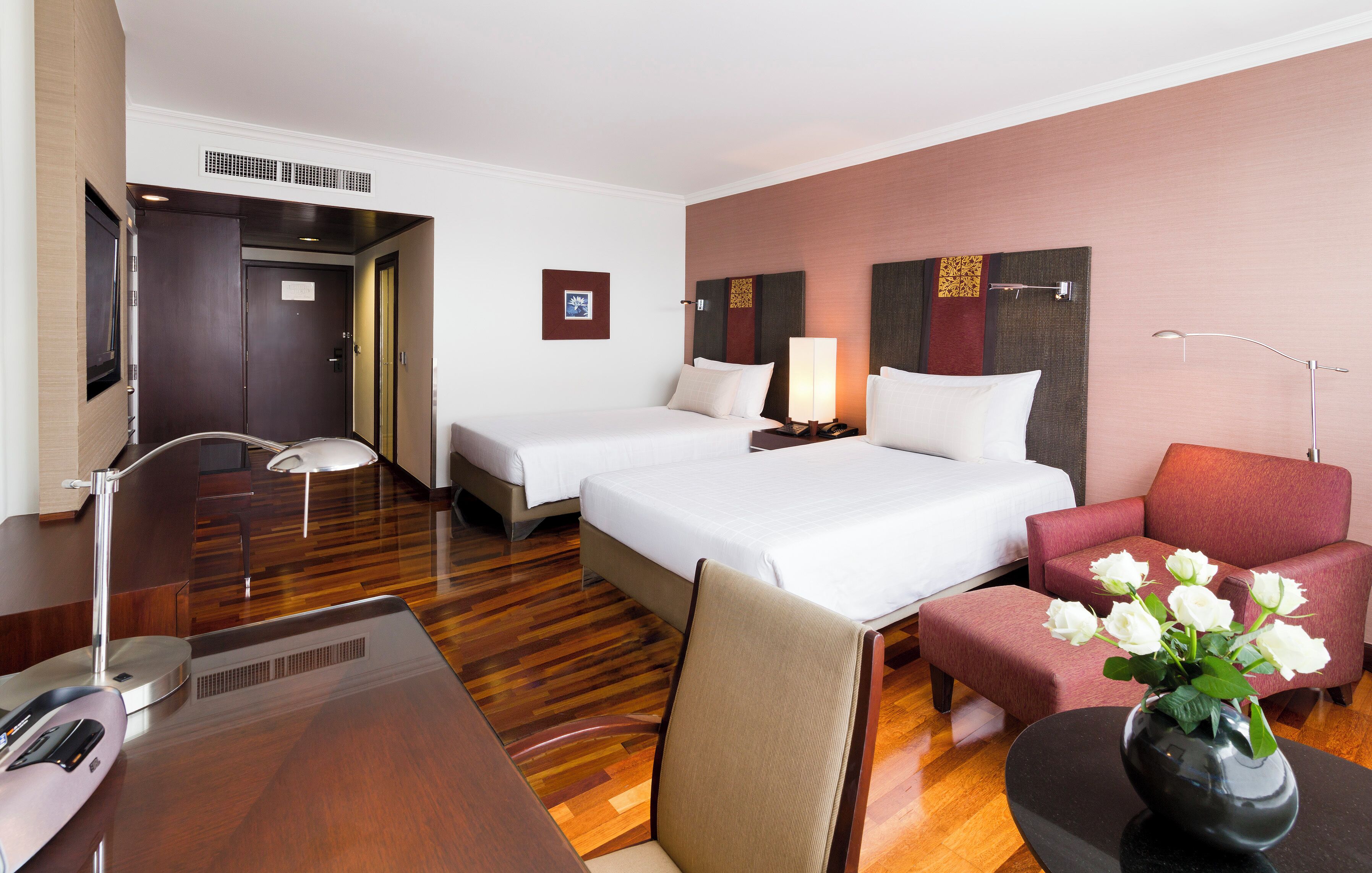 Peralatan tempat tidur premium, peti besi dalam bilik, meja 