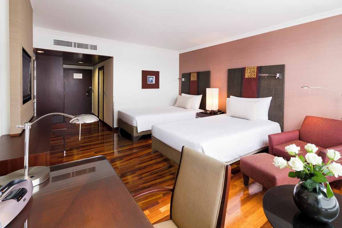 Peralatan tempat tidur premium, peti besi dalam bilik, meja