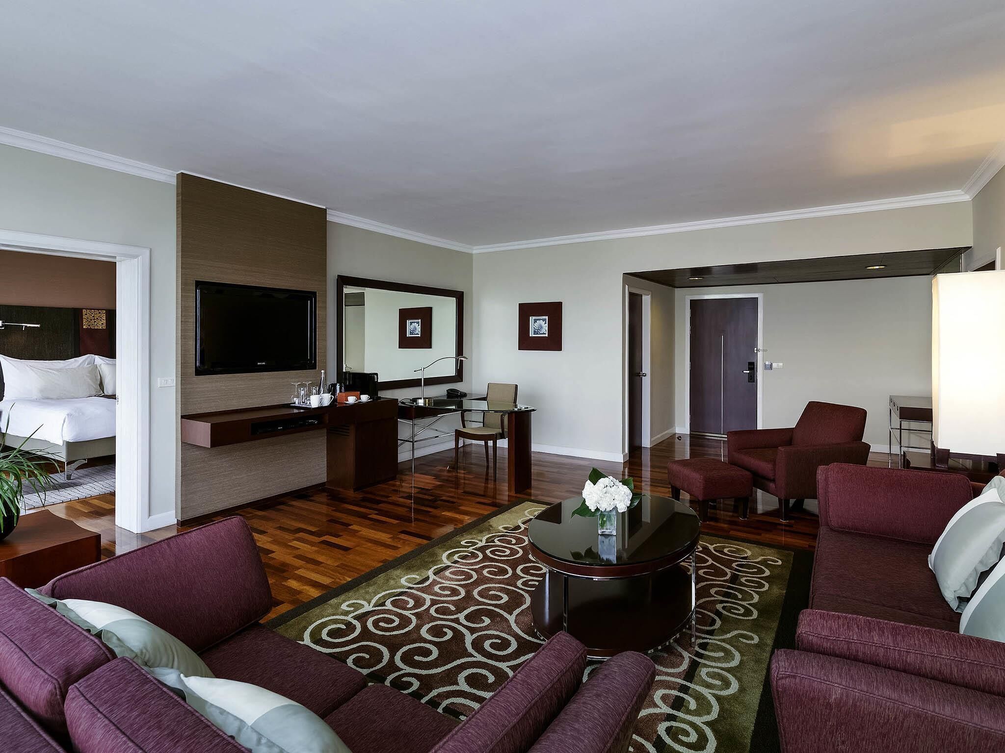 Ropa de cama de alta calidad y caja de seguridad en la habitación 